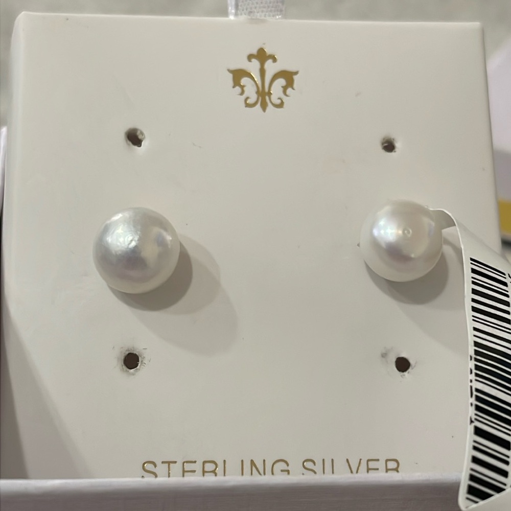 925 Sterling Silver Stud Earrings Comes in a Gift Box